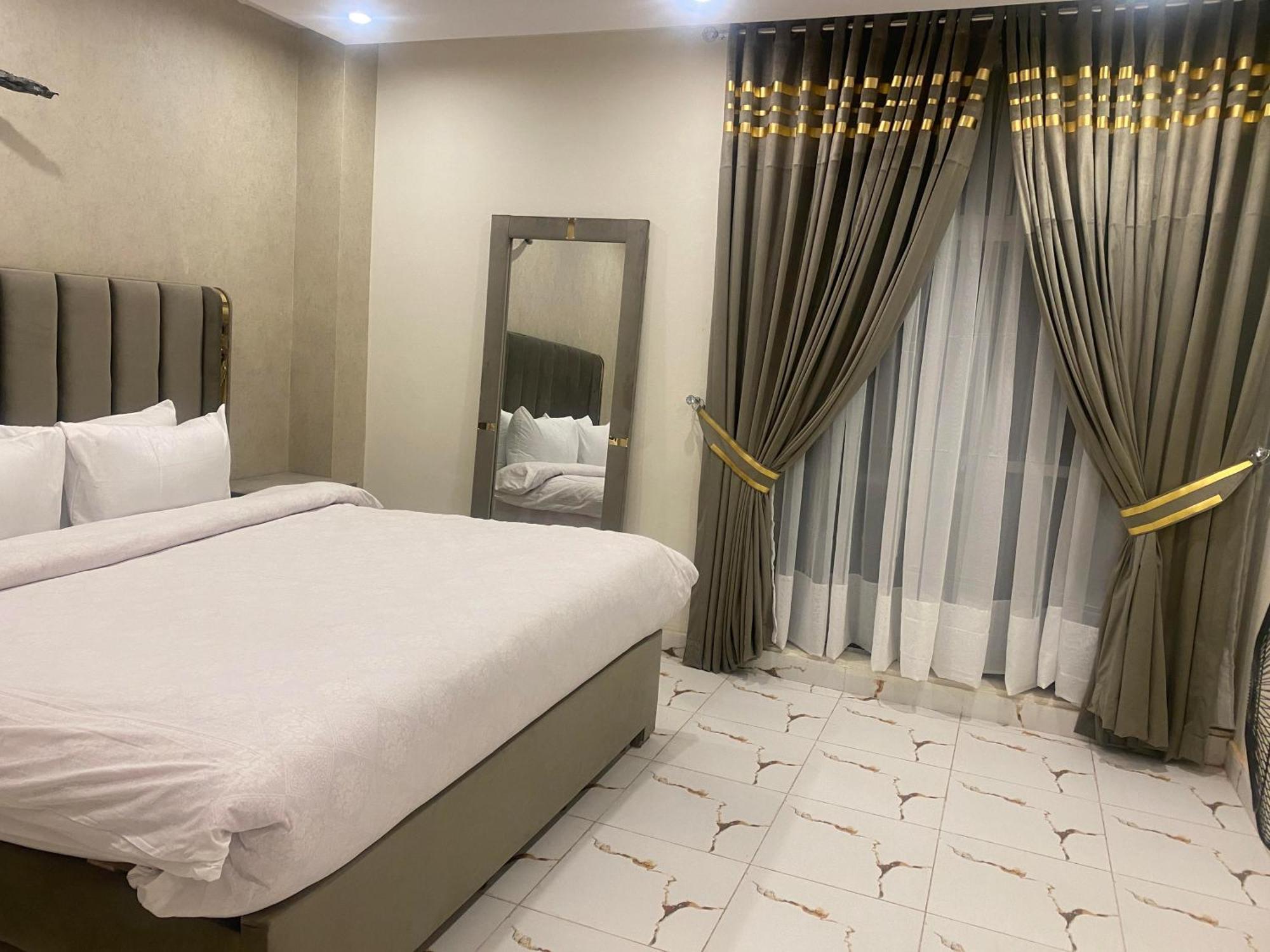 Luxe Suites Bahria Town ลาฮอร์ ภายนอก รูปภาพ
